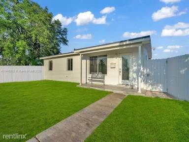 Main picture of 4721 SW 108th Ave