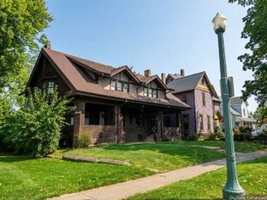 Main picture of 706 E Main St