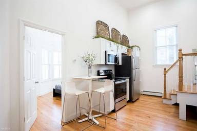 Main picture of 586 E Broadway