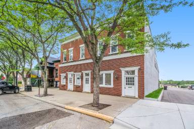 Main picture of 222 Trowbridge St