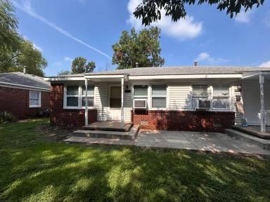 Main picture of 2207 S Minneapolis Ave