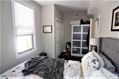 Main picture of 2019 N Hoyne Ave