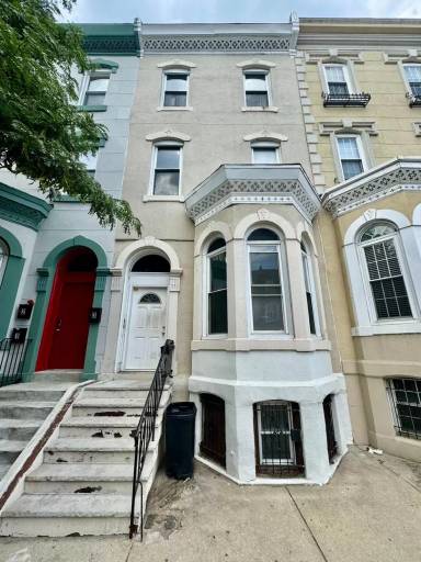 Main picture of 3011 W Girard Ave