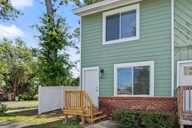 Main picture of Fully Renovated 2 Bedroom Townhome Near FSU – Walk to Campus!