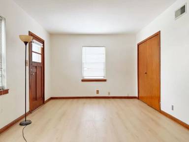 Main picture of 1339 E Illinois St