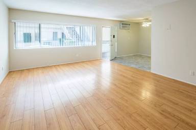 Main picture of 323 E Chestnut St