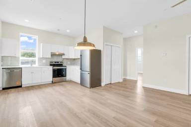 Main picture of 18 N Main St