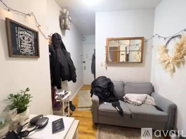 Main picture of 128 Thompson St