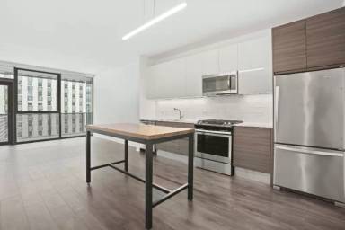 Main picture of 224 W Hubbard St