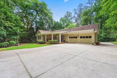 Main picture of 943 Ferncliff Rd NE