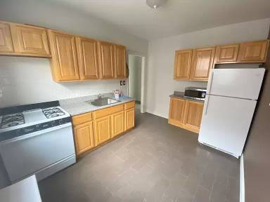 Main picture of 2854 E 197th St