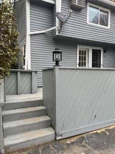 Main picture of 75 Stark St