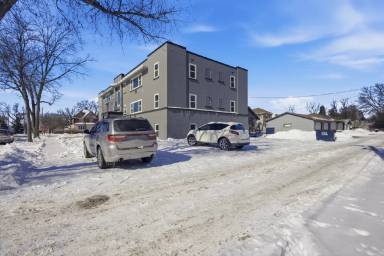 Main picture of 11 9th Ave NE