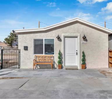 Main picture of 3211 E San Antonio Ave