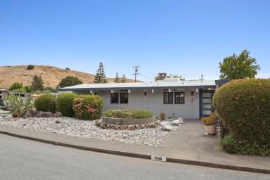 Main picture of 696 Barberry Ln