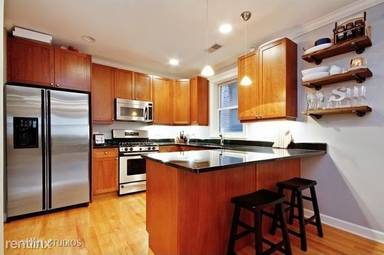 Main picture of 826 W Roscoe St