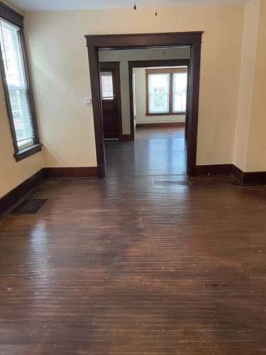 Main picture of 917 W 7th St