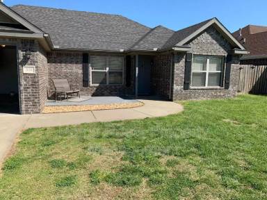 Main picture of 303 E Thistlewood Ave