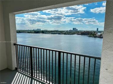 Main picture of Porto Bellagio Condominiums