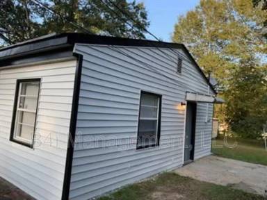 Main picture of 10 Estes Dr