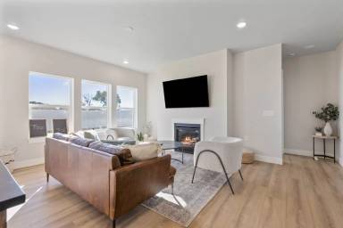 Main picture of 683 Jeanine Dr