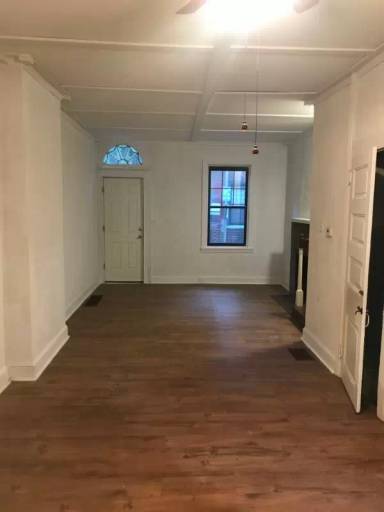 Main picture of 104 N Mole St