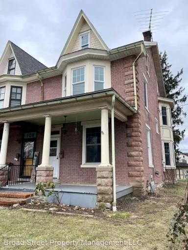 Main picture of 706 Maple St