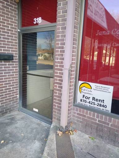 Main picture of 300 E 7th St