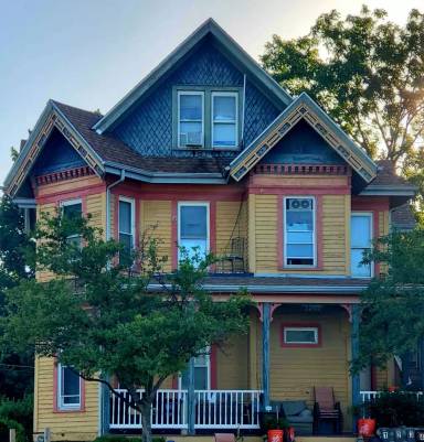 Main picture of 1202 Brady St