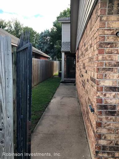 Main picture of 1600 SW 86th St