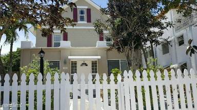 Main picture of 209 S Lakeside Dr