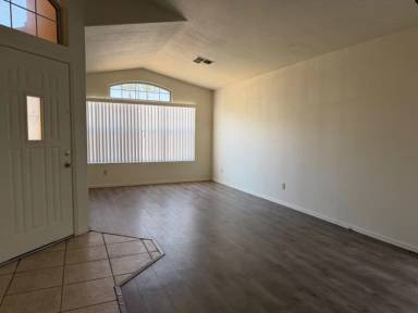 Main picture of 15435 S 44th Way