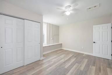 Main picture of 315 W Division St