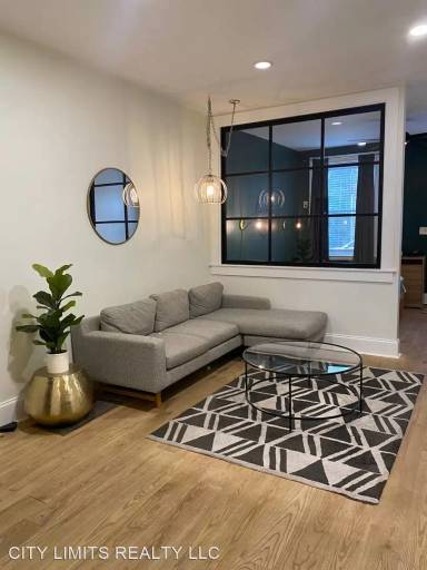 Main picture of 311 W King St