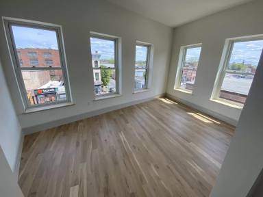 Main picture of 609 Broadway