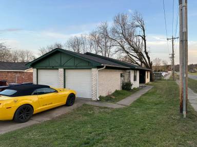 Main picture of 2800 Grinnell Ave
