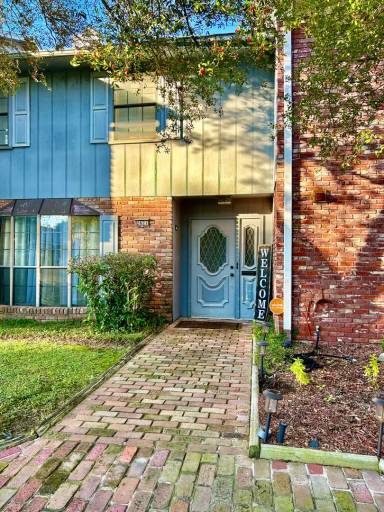 Main picture of 2621 Village Ln