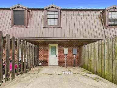 Main picture of 104 Country Ln