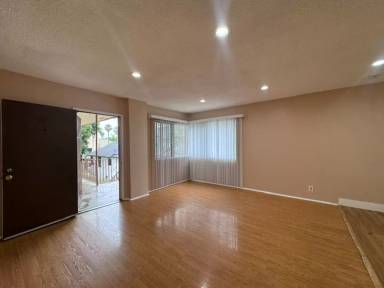 Main picture of 920 E 6th St