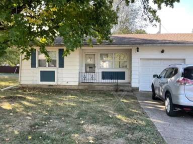 Main picture of 402 E Jefferson St