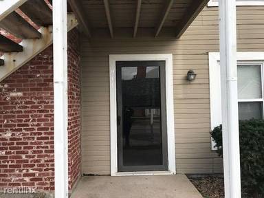 Main picture of Colonial Oaks Condominums