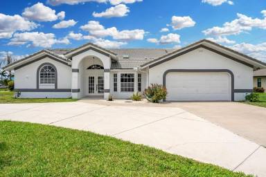 Main picture of 5040 SW 11th Ct