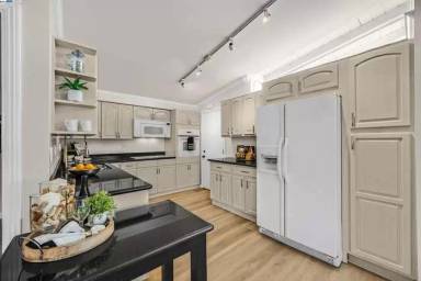 Main picture of 24808 Mango St