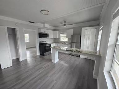 Main picture of 101 S Moss St