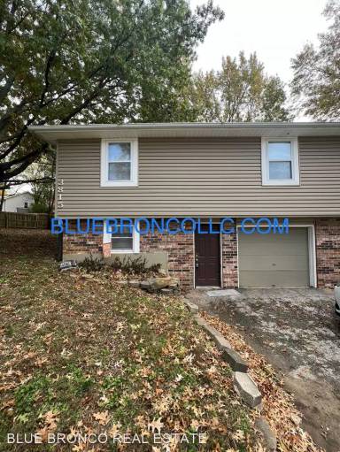 Main picture of 3815 NE Colonial Dr