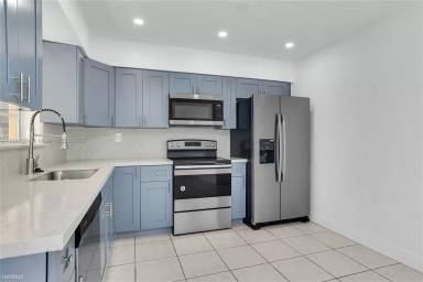 Main picture of 705 NE 2nd St