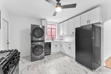 Main picture of 140 1/2 Carver St