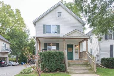 Main picture of 310 Beakes St