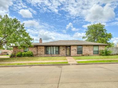 Main picture of 1004 E Hills Dr