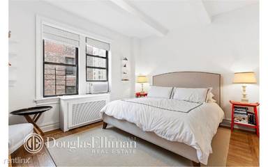 Main picture of 25 W 68th St